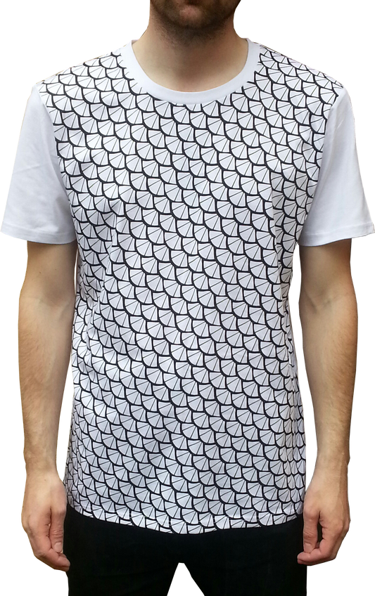 Vit t-shirt med unikt mönster.