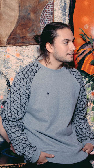 Grå sweatshirt med unikt mönster.