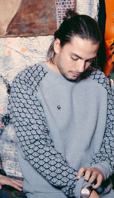 Grå sweatshirt med unikt mönster.